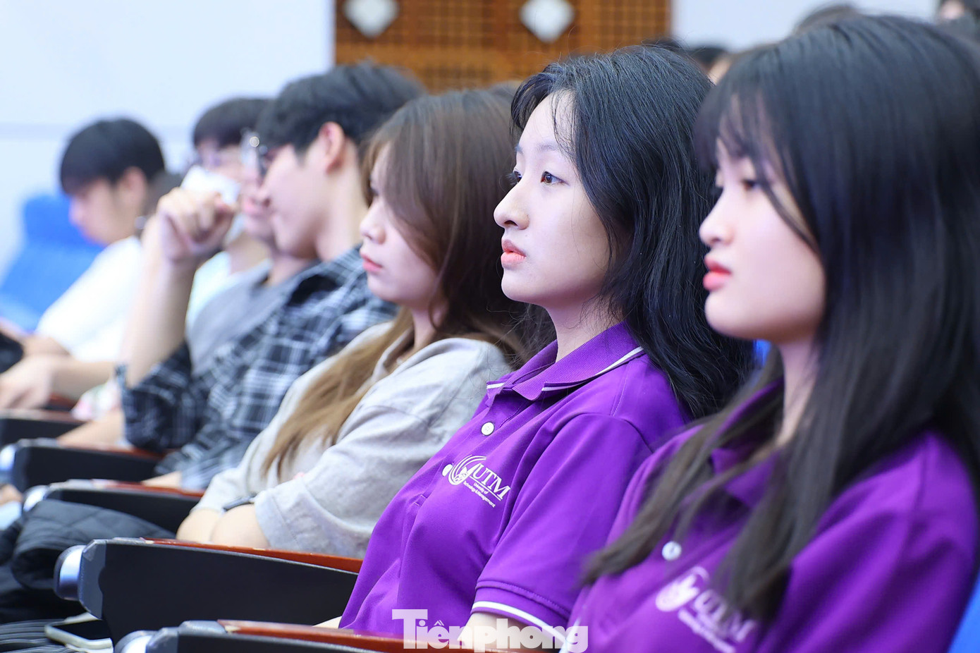 Sinh viên chăm chú lắng nghe chia sẻ tại toạ đàm.