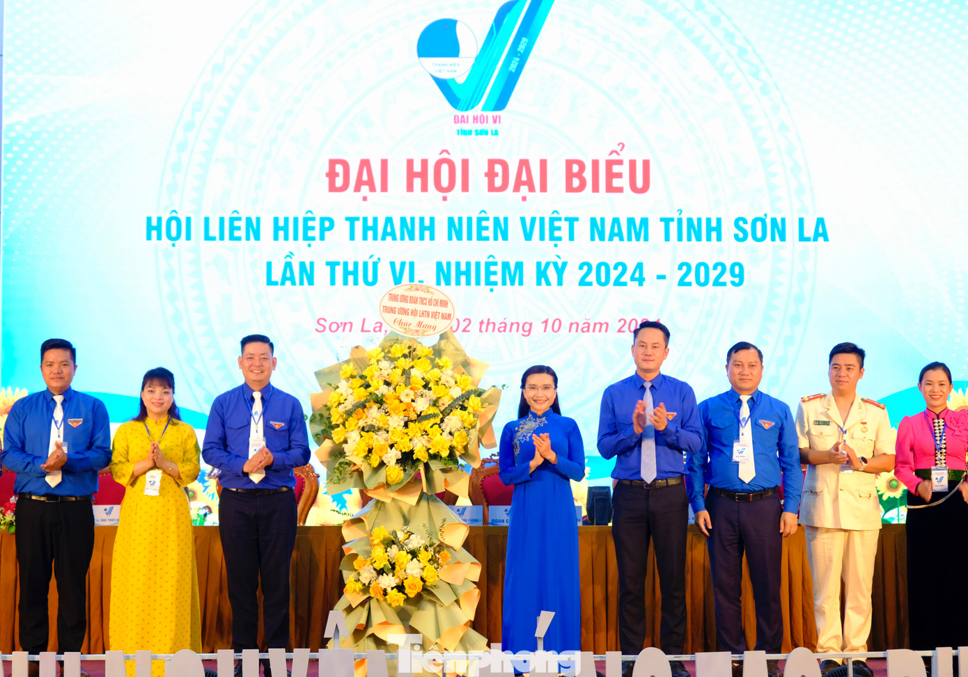 Chị Nguyễn Phạm Duy Trang tặng hoa chúc mừng đại hội. Ảnh: Châu Linh