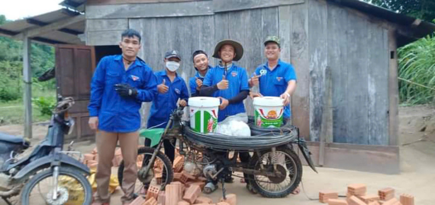 "Biệt đội" thợ xây là thanh niên tình nguyện đã "nối từng viên gạch" lên vùng biên, thắp hy vọng cho bà con vùng khó. "Biệt đội" thợ xây là thanh niên tình nguyện đã "nối từng viên gạch" lên vùng biên, thắp hy vọng cho bà con vùng khó.