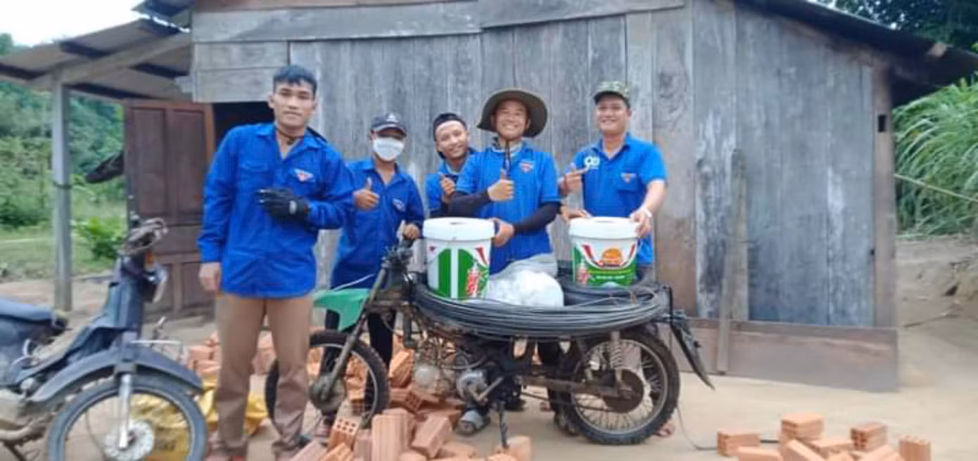 "Biệt đội" thợ xây là thanh niên tình nguyện đã "nối từng viên gạch" lên vùng biên, thắp hy vọng cho bà con vùng khó.