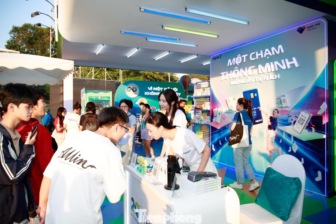 Đông đảo bạn trẻ trải nghiệm công nghệ thanh toán mới tại gian hàng của NAPAS.
