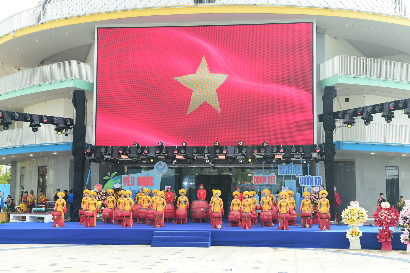 Màn múa Lân - Sư - Rồng, trống hội sôi động và đặc sắc khai mạc chương trình diễu hành biểu dương lực lượng chào mừng Đại hội đại biểu Hội LHTN Thành phố Hà Nội lần thứ VIII.