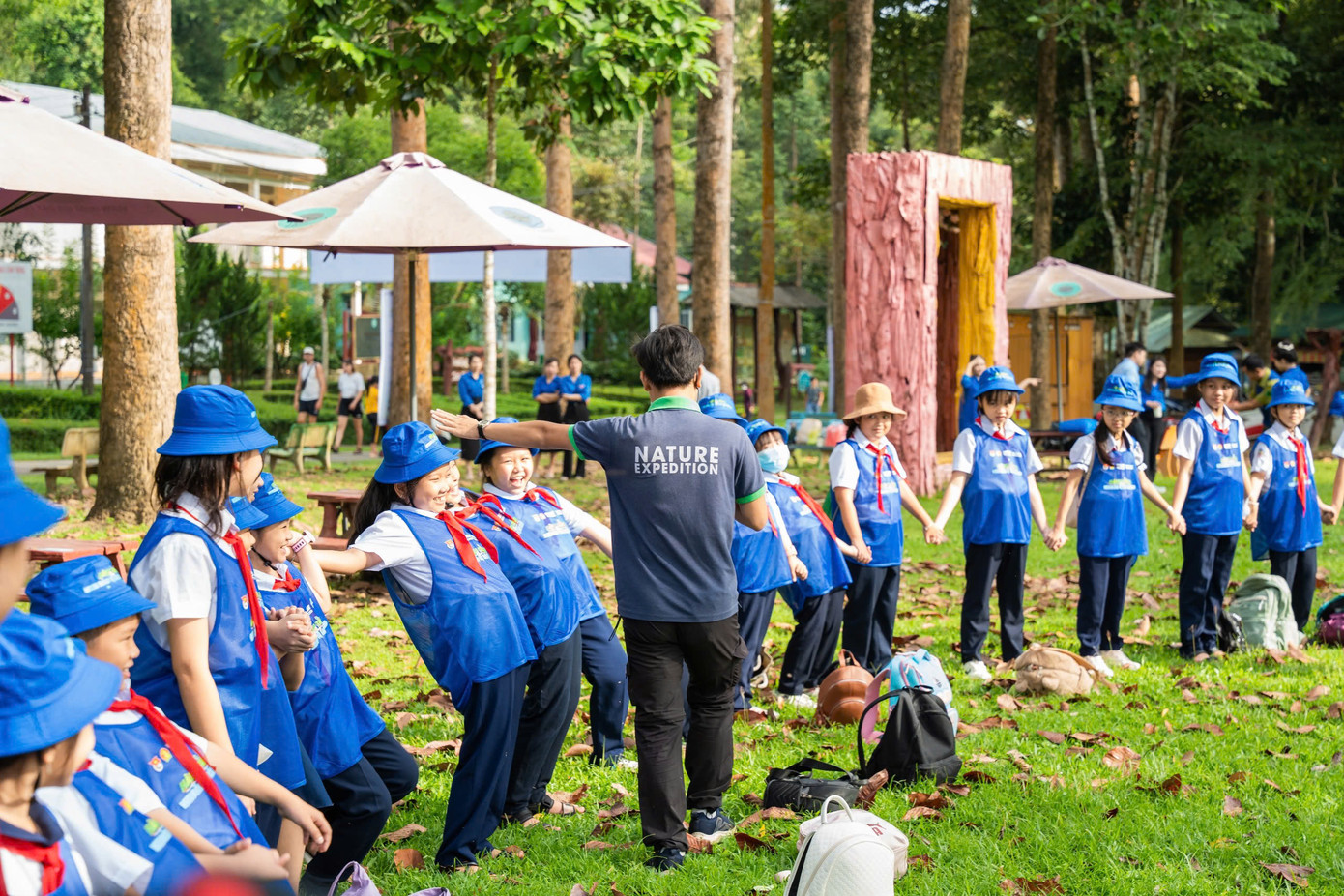 Trong khuôn khổ chương trình, các em học sinh được tham gia trải nghiệm lớp học trong rừng để tìm hiểu về vai trò, tầm quan trọng của rừng, mối quan hệ mật thiết của rừng và nguồn nước, vấn đề bảo vệ rừng, giữ đất và bảo vệ nguồn nước ngầm…