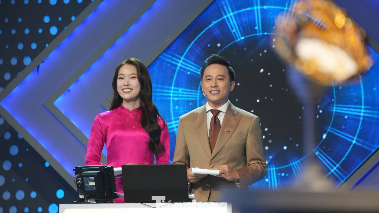 Dẫn dắt tại điểm cầu trung tâm ở trường quay S14 do cặp MC Khánh Vy - Ngọc Huy đảm nhiệm. Đây là năm thứ 3 Khánh Vy đảm nhiệm vai trò dẫn chương trình Đường lên đỉnh Olympia thay MC Diệp Chi. "Hot girl 7 thứ tiếng" cũng ghi dấu ấn trên các nền tảng mạng xã hội nhờ phong thái tự tin, năng động cùng khả năng ngoại ngữ giỏi, phong cách thời trang trẻ trung, hình ảnh tràn đầy năng lượng, giọng nói cuốn hút. Vì thế, Khánh Vy luôn nhận được sự yêu mến của đông đảo người xem.