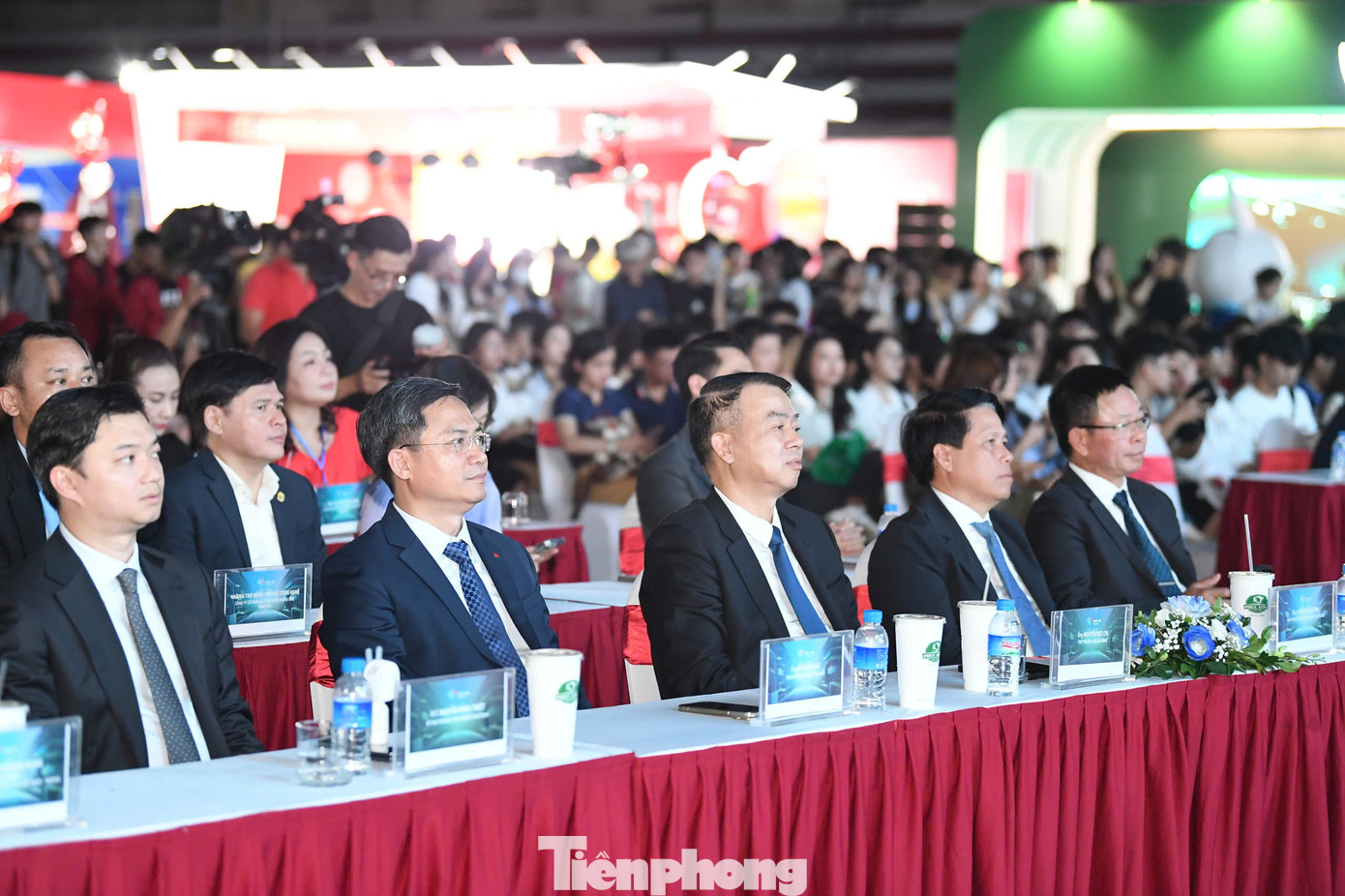 Các đại biểu tham dự chương trình khai mạc Ngày Thẻ Việt Nam 2024 - Sóng Festival. Ảnh: Dương Triều.