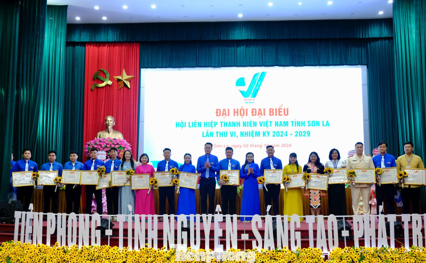 Chị Nguyễn Phạm Duy Trang - Bí thư T.Ư Đoàn, Chủ tịch Hội đồng Đội T.Ư và anh Nguyễn Kim Quy - Phó Chủ tịch thường trực T.Ư Hội LHTN Việt Nam tặng bằng khen cho những cá nhân có thành tích xuất sắc. Ảnh: Châu Linh