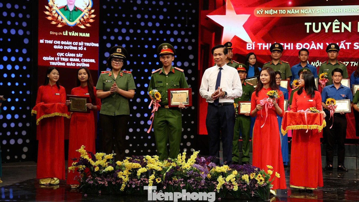 Thiếu tướng Ngô Hoài Thu - Phó Cục trưởng Cục Công tác đảng và công tác chính trị và PGS. TS Hoàng Phúc Lâm - Phó Giám đốc Học viện Chính trị Quốc gia Hồ Chí Minh trao giấy chứng nhận cho cán bộ Đoàn có nhiều thành tích xuất sắc. Ảnh: Hoàng Ngọc Thiếu tướng Ngô Hoài Thu - Phó Cục trưởng Cục Công tác đảng và công tác chính trị và PGS. TS Hoàng Phúc Lâm - Phó Giám đốc Học viện Chính trị Quốc gia Hồ Chí Minh trao giấy chứng nhận cho cán bộ Đoàn có nhiều thành tích xuất sắc. Ảnh: Hoàng Ngọc