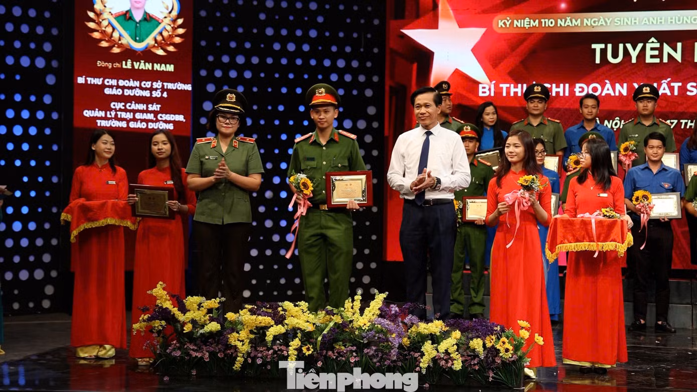 Thiếu tướng Ngô Hoài Thu - Phó Cục trưởng Cục Công tác đảng và công tác chính trị và PGS. TS Hoàng Phúc Lâm - Phó Giám đốc Học viện Chính trị Quốc gia Hồ Chí Minh trao giấy chứng nhận cho cán bộ Đoàn có nhiều thành tích xuất sắc. Ảnh: Hoàng Ngọc
