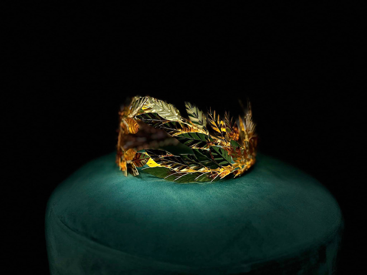 Vòng nguyệt quế được chế tác hoàn toàn thủ công, mạ vàng thật 18K. Ảnh: NTK Đỗ Vân Trí Vòng nguyệt quế được chế tác hoàn toàn thủ công, mạ vàng thật 18K. Ảnh: NTK Đỗ Vân Trí