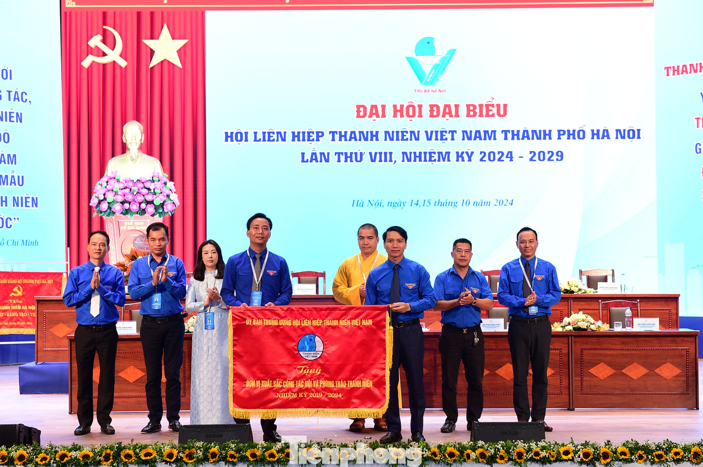 Anh Nguyễn Ngọc Lương - Bí thư Thường trực Trung ương Đoàn, Chủ tịch T.Ư Hội LHTN Việt Nam trao cờ thi đua cho tập thể Hội LHTN Việt Nam Thành phố Hà Nội. Ảnh: Xuân Tùng