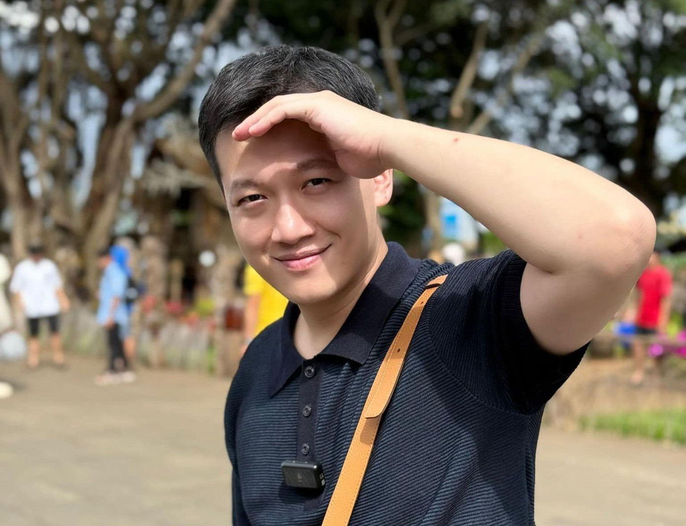 MC Trần Ngọc đã check-in tại điểm cầu Gia Lai từ rất sớm. Đây là năm đầu tiên địa phương có thí sinh lọt vào chung kết Đường lên đỉnh Olympia. Ảnh: Fanpage Đường lên đỉnh Olympia MC Trần Ngọc đã check-in tại điểm cầu Gia Lai từ rất sớm. Đây là năm đầu tiên địa phương có thí sinh lọt vào chung kết Đường lên đỉnh Olympia. Ảnh: Fanpage Đường lên đỉnh Olympia