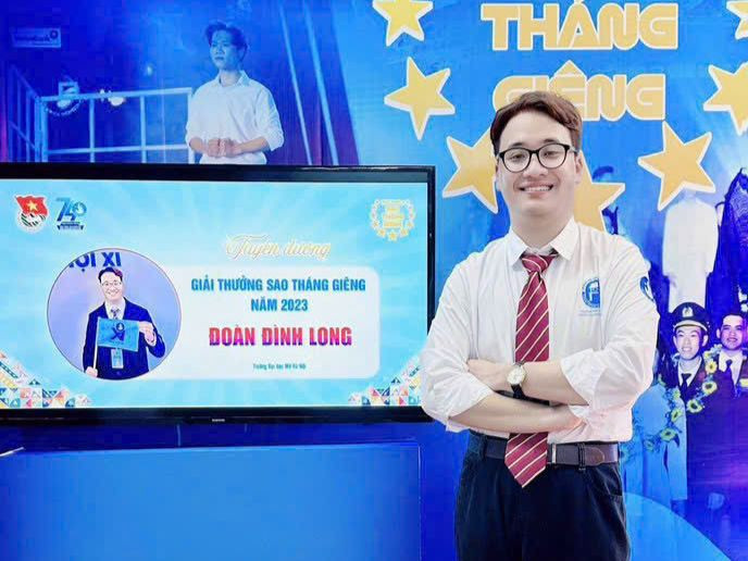 Đoàn Đình Long tốt nghiệp thủ khoa xuất sắc trường Đại học Mở Hà Nội năm 2024. Ảnh: NVCC