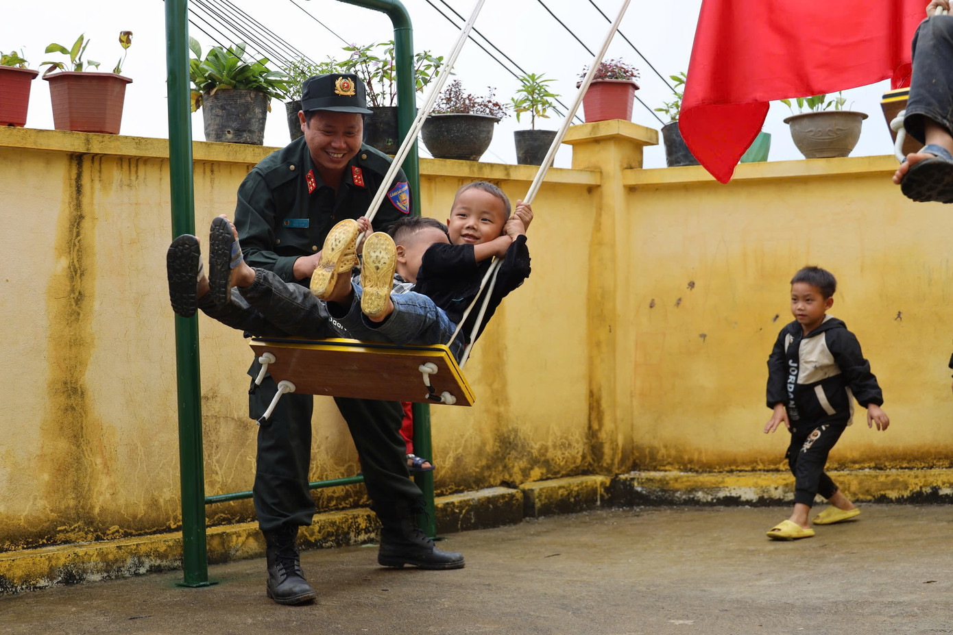 Trong khuôn khổ hành trình, đoàn công tác đã thăm, tặng khu vui chơi trẻ em cho các điểm trường khó khăn.
