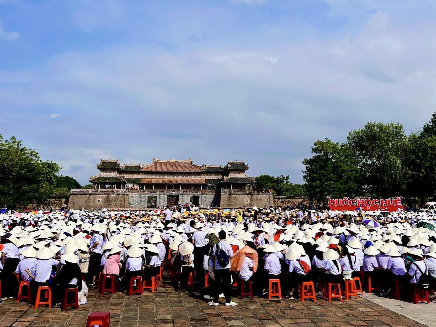 Hôm nay, thời tiết tại Huế có nắng đẹp, hoạt động tổng duyệt diễn ra suôn sẻ. Ảnh: Fanpage Đường lên đỉnh Olympia Hôm nay, thời tiết tại Huế có nắng đẹp, hoạt động tổng duyệt diễn ra suôn sẻ. Ảnh: Fanpage Đường lên đỉnh Olympia