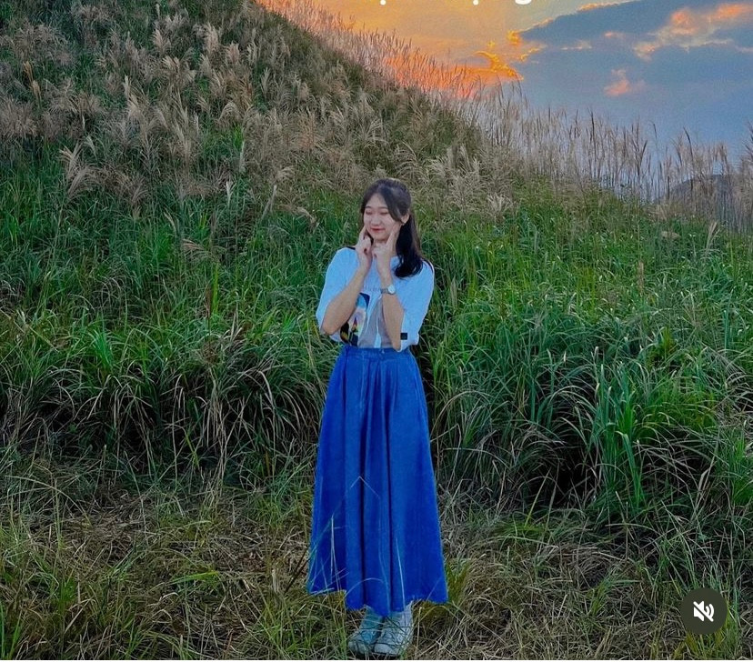 Với vẻ đẹp nên thơ, lãng mạn, nơi đây trở thành địa điểm lý tưởng cho các cặp đôi hẹn hò, trải nghiệm. Ngoài nét đẹp thơ mộng của cỏ lau, các bạn trẻ cũng thích thú check-in với cung đường uốn lượn độc đáo, kỳ vỹ. Ảnh: Linhtravelcamping