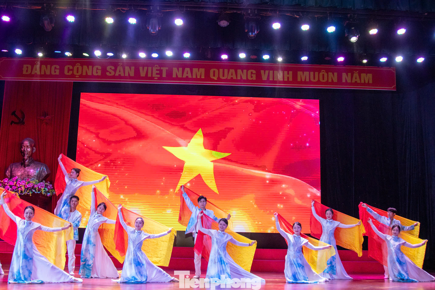 Các tiết mục văn nghệ đặc sắc mở đầu chương trình.