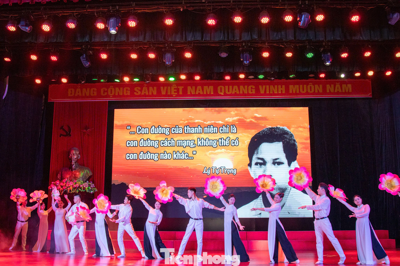 Các tiết mục văn nghệ đặc sắc mở đầu chương trình.