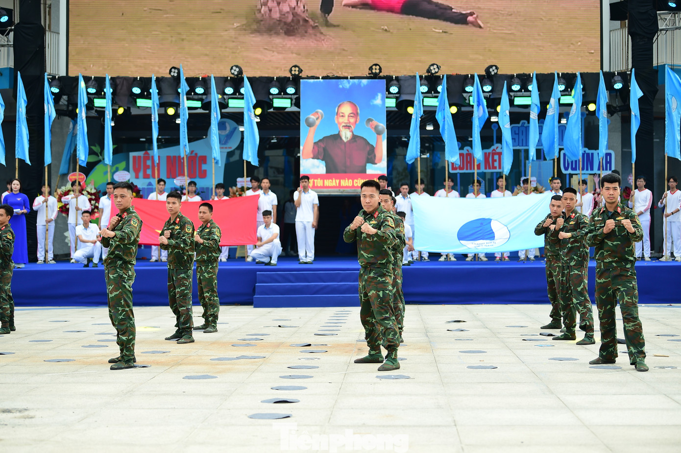 Màn biểu diễn của khối Thanh niên Quân đội. Những năm qua, lực lượng TNQĐ đã xung kích, sáng tạo thực hiện tốt mọi nhiệm vụ trên nhiều lĩnh vực, góp phần nâng cao vị thế, uy tín của quân đội và đất nước trên trường quốc tế, tô thắm lên hình ảnh, phẩm chất cao đẹp người chiến sĩ “Bộ đội Cụ Hồ” trong thời kỳ mới.