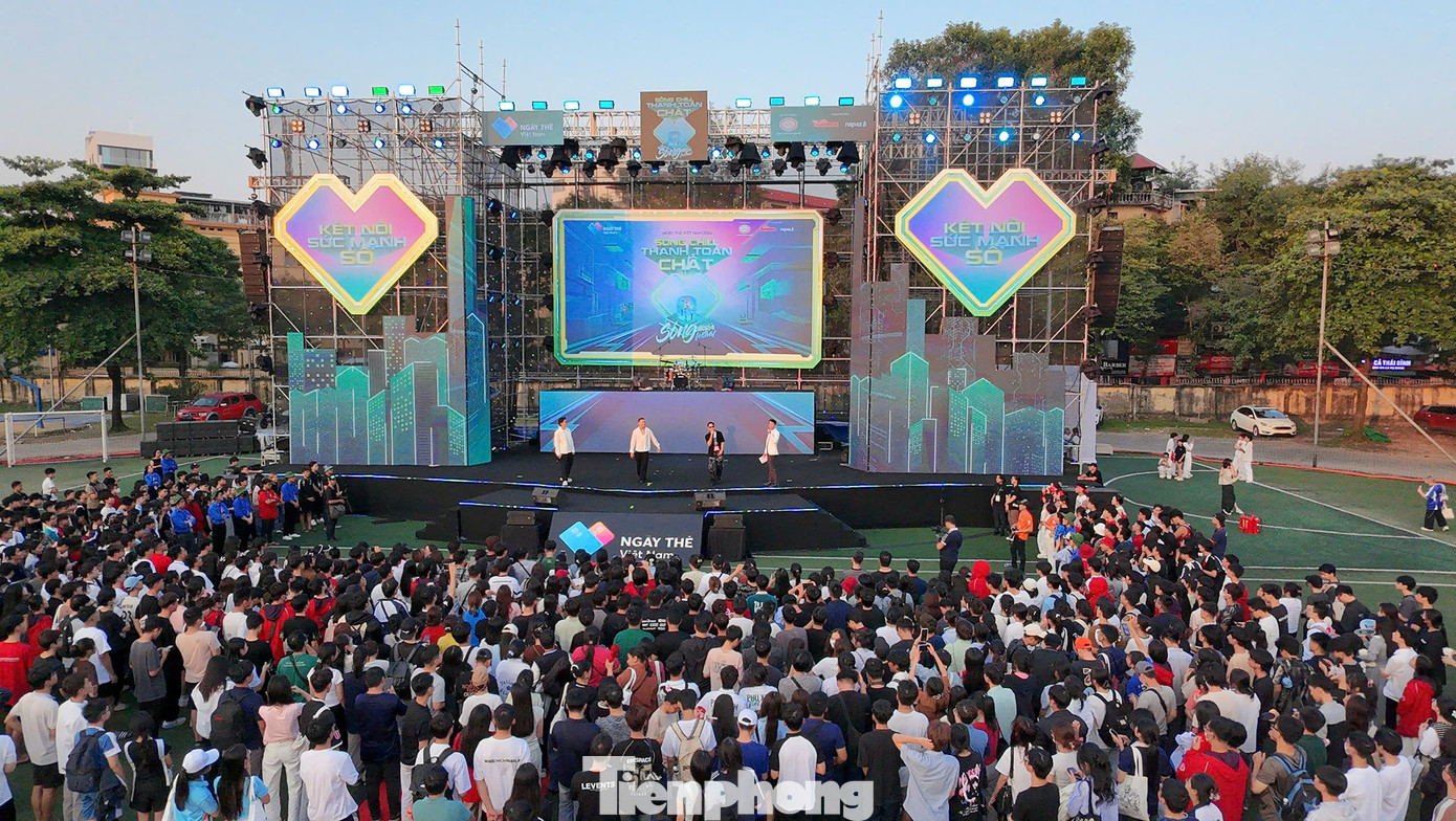 Chương trình biểu diễn nghệ thuật bùng nổ chiều 6/10 chính là cái kết đẹp, khép lại hai ngày trải nghiệm sôi nổi của ngày hội trải nghiệm công nghệ thanh toán mới.