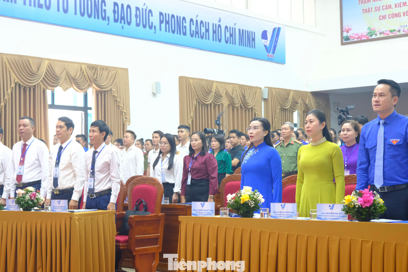 Đại biểu dự đại hội thực hiện nghi lễ chào cờ. Ảnh: Châu Linh