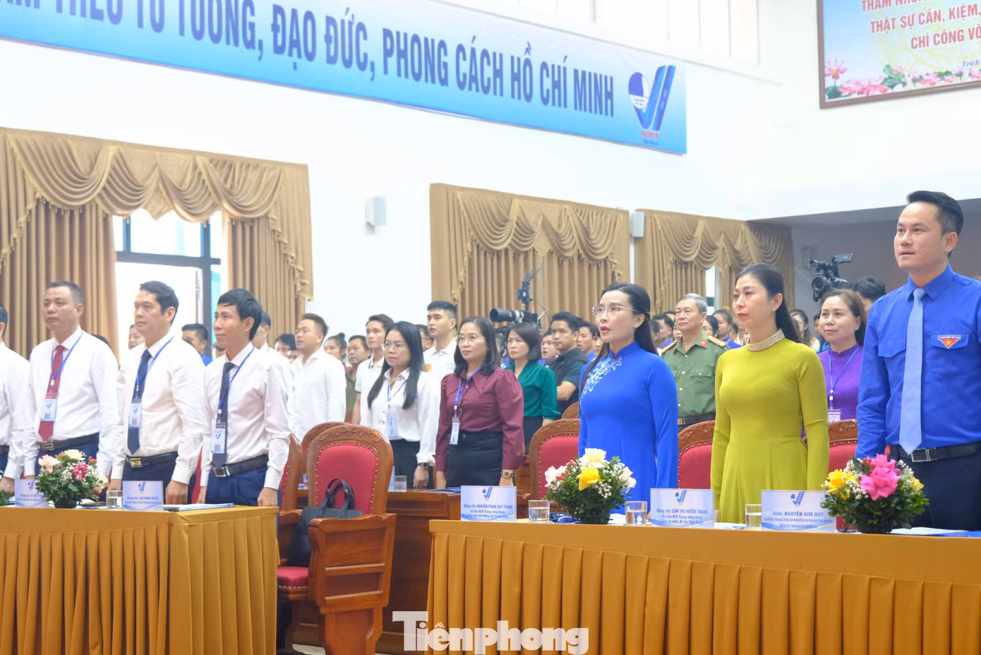 Đại biểu dự đại hội thực hiện nghi lễ chào cờ. Ảnh: Châu Linh