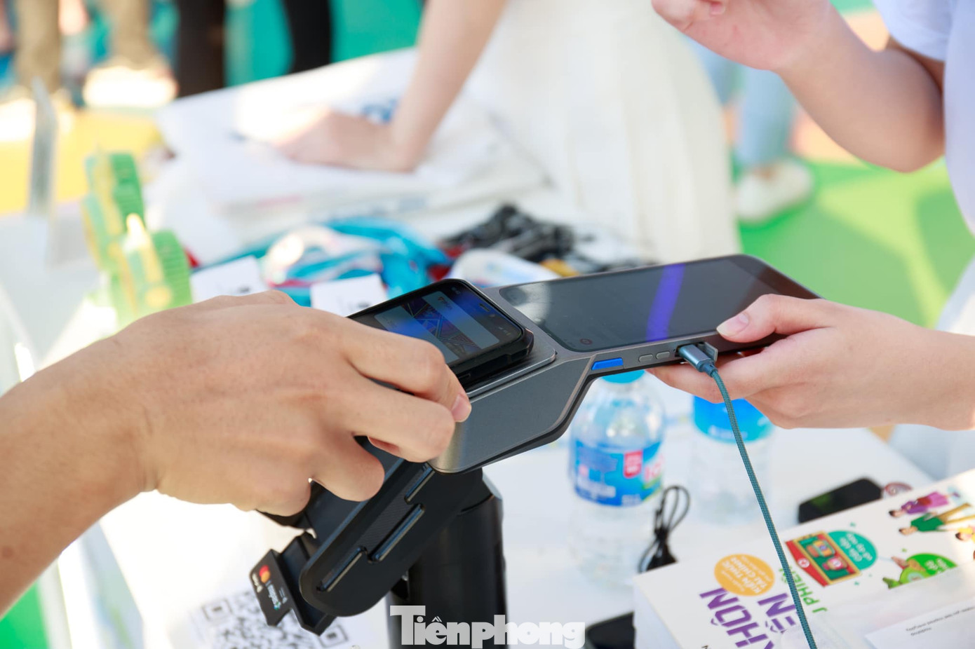 Chiếc điện thoại thông minh thay thế POS truyền thống, nhờ được tích hợp trở thành soft pos để thực hiện các giao dịch thanh toán chạm. Đặc biệt, chỉ cần quét khuôn mặt trong một vài giây, người dùng sẽ được hoàn tất việc thanh toán nhanh chóng.