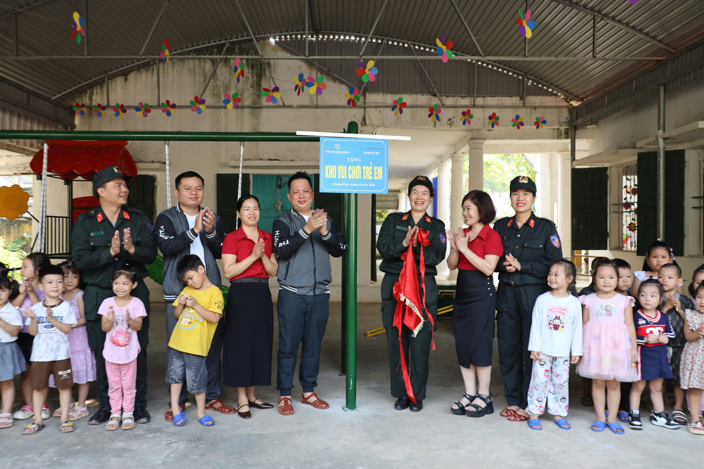 Trong khuôn khổ hành trình, đoàn công tác đã thăm, tặng khu vui chơi trẻ em cho các điểm trường khó khăn.