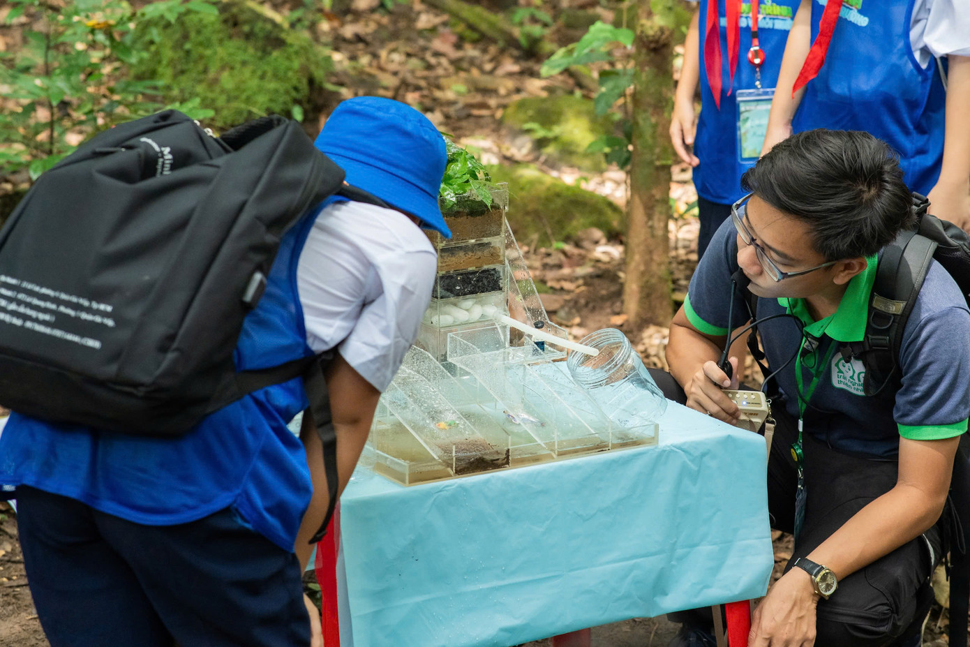 Học sinh thích thú học tập, tìm hiểu về kiến thức bảo vệ nguồn nước ngầm.