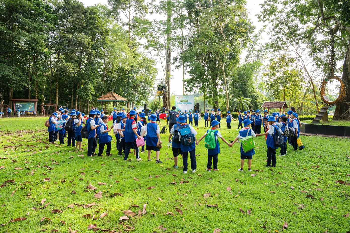 Trong khuôn khổ chương trình, các em học sinh được tham gia trải nghiệm lớp học trong rừng để tìm hiểu về vai trò, tầm quan trọng của rừng, mối quan hệ mật thiết của rừng và nguồn nước, vấn đề bảo vệ rừng, giữ đất và bảo vệ nguồn nước ngầm…