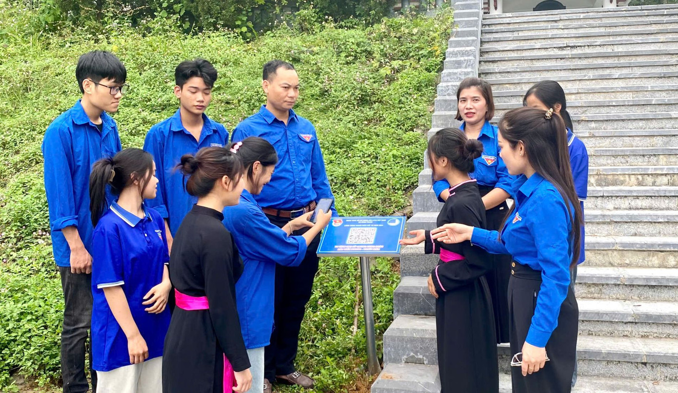 Đoàn xã Minh Thanh số hóa di tích lịch sử cơ quan Trung ương Đoàn.