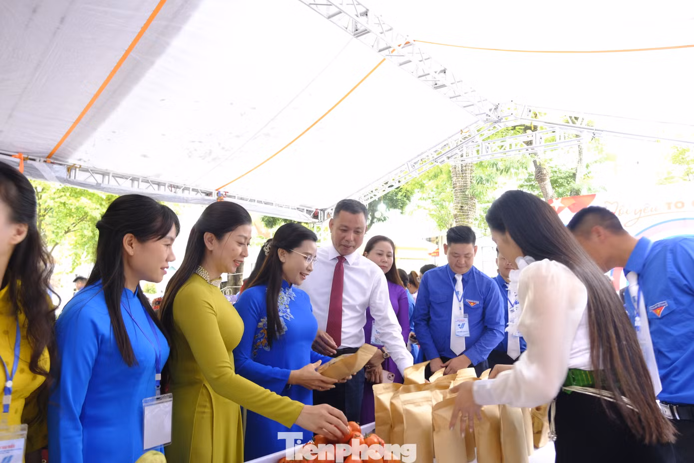 Chị Nguyễn Phạm Duy Trang tham quan gian hàng khởi nghiệp của thanh niên tỉnh Sơn La. Ảnh: Châu Linh