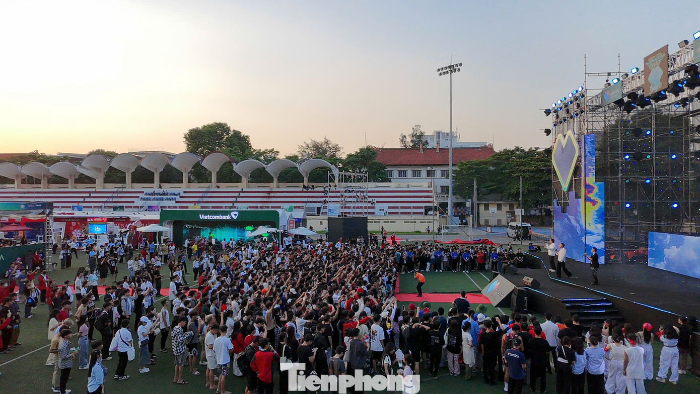 Chương trình biểu diễn nghệ thuật bùng nổ chiều 6/10 chính là cái kết đẹp, khép lại hai ngày trải nghiệm sôi nổi của ngày hội trải nghiệm công nghệ thanh toán mới.