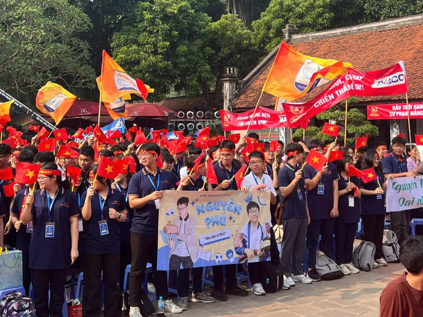 Tại điểm cầu Hà Nội, tất cả đã sẵn sàng cổ vũ hết mình cho Nguyễn Nguyên Phú - Trường THPT Chuyên ĐH Sư phạm (Hà Nội). Đây là lần đầu tiên MC Công Tố đồng hành cùng điểm cầu chung kết Olympia. Ảnh: Fanpage Đường lên đỉnh Olympia Tại điểm cầu Hà Nội, tất cả đã sẵn sàng cổ vũ hết mình cho Nguyễn Nguyên Phú - Trường THPT Chuyên ĐH Sư phạm (Hà Nội). Đây là lần đầu tiên MC Công Tố đồng hành cùng điểm cầu chung kết Olympia. Ảnh: Fanpage Đường lên đỉnh Olympia