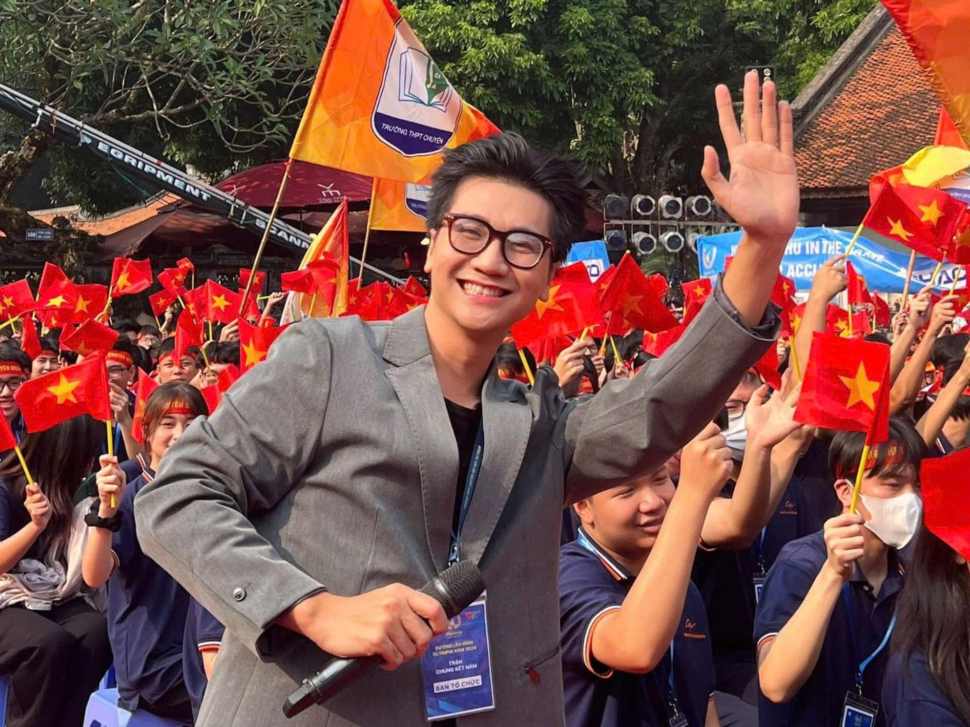 Tại điểm cầu Hà Nội, tất cả đã sẵn sàng cổ vũ hết mình cho Nguyễn Nguyên Phú - Trường THPT Chuyên ĐH Sư phạm (Hà Nội). Đây là lần đầu tiên MC Công Tố đồng hành cùng điểm cầu chung kết Olympia. Ảnh: Fanpage Đường lên đỉnh Olympia Tại điểm cầu Hà Nội, tất cả đã sẵn sàng cổ vũ hết mình cho Nguyễn Nguyên Phú - Trường THPT Chuyên ĐH Sư phạm (Hà Nội). Đây là lần đầu tiên MC Công Tố đồng hành cùng điểm cầu chung kết Olympia. Ảnh: Fanpage Đường lên đỉnh Olympia