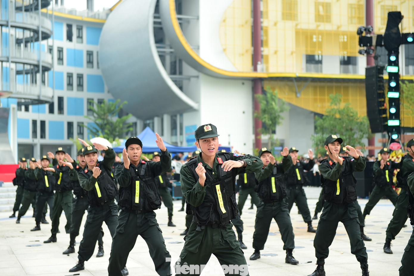 Màn diễu hành đầy tự hào của khối Thanh niên Công an Thành phố Hà Nội. Đây là lực lượng thanh niên ưu tú, đại diện cho sức mạnh, lòng dũng cảm và tinh thần trách nhiệm trong việc bảo vệ an ninh trật tự, an toàn xã hội cho Thủ đô. Thanh niên Công an Thủ đô luôn mang trong mình tinh thần xung kích, sáng tạo, không ngại khó khăn, gian khổ. Họ là những tấm gương tiêu biểu trong các phong trào thi đua yêu nước, tham gia bảo vệ trật tự an toàn giao thông, phòng chống tội phạm và tệ nạn xã hội.