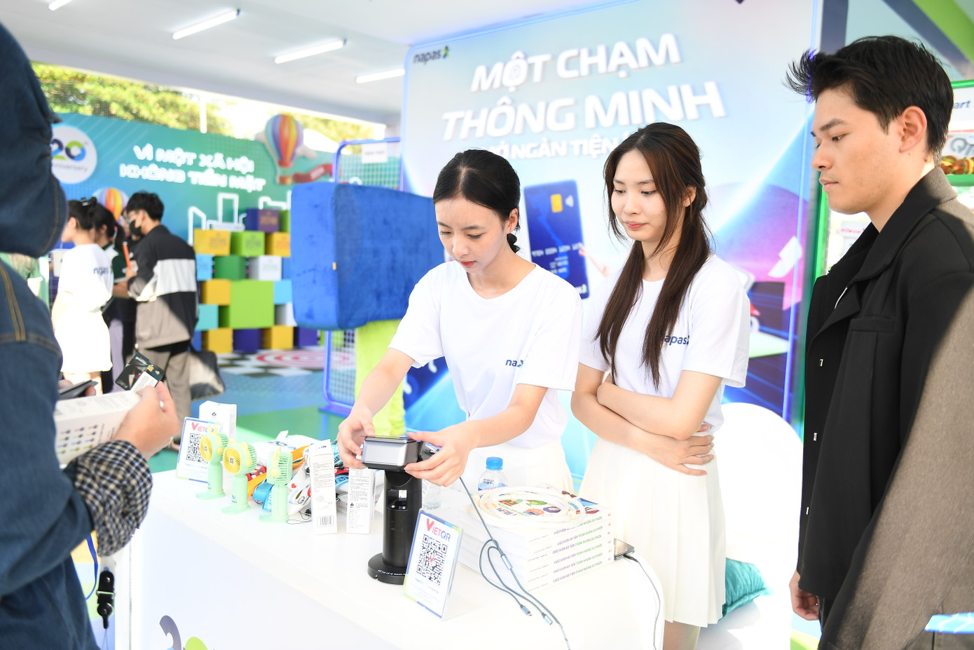 Với chủ đề xuyên suốt “Sống chill - Thanh toán chất”, Ngày Thẻ Việt Nam 2024 đã cho thấy những bước chuyển mạnh mẽ về nhận thức và hành động của đông đảo người dân, giới trẻ với các phương thức thanh toán số, thanh toán không dùng tiền mặt.