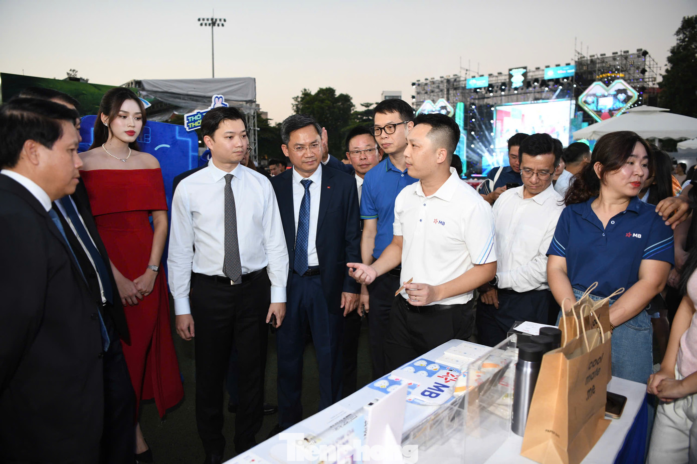 Anh Nguyễn Minh Triết - Bí thư Trung ương Đoàn, Chủ tịch Trung ương Hội SVVN; Nhà báo Phùng Công Sưởng - Tổng Biên tập Báo Tiền Phong; ông Nguyễn Quang Minh - Tổng Giám đốc Công ty Cổ phần thanh toán quốc gia Việt Nam NAPAS cùng các đại biểu tham quan, trải nghiệm các gian hàng tại Ngày Thẻ Việt Nam 2024. Ảnh: Dương Triều