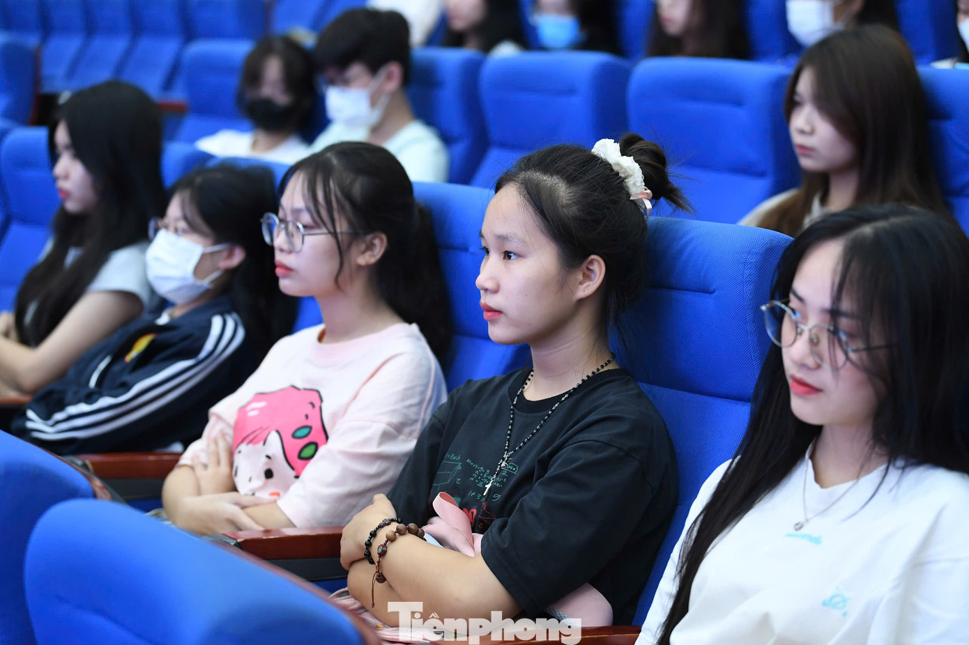 Sinh viên chăm chú lắng nghe chia sẻ tại toạ đàm.