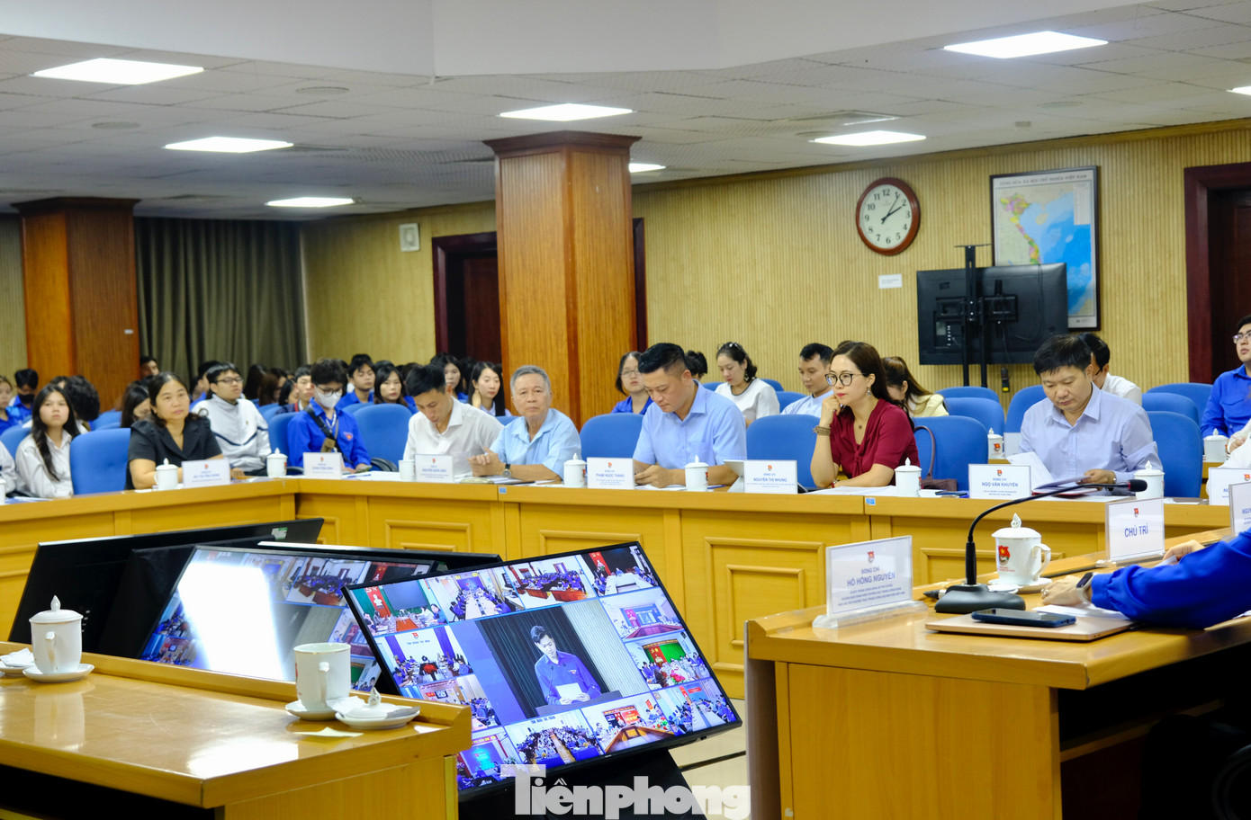 Tọa đàm "Nâng cao chất lượng sinh hoạt chi đoàn trong khu vực trường học" được tổ chức trực tiếp kết hợp với trực tuyến. Ảnh: Châu Linh