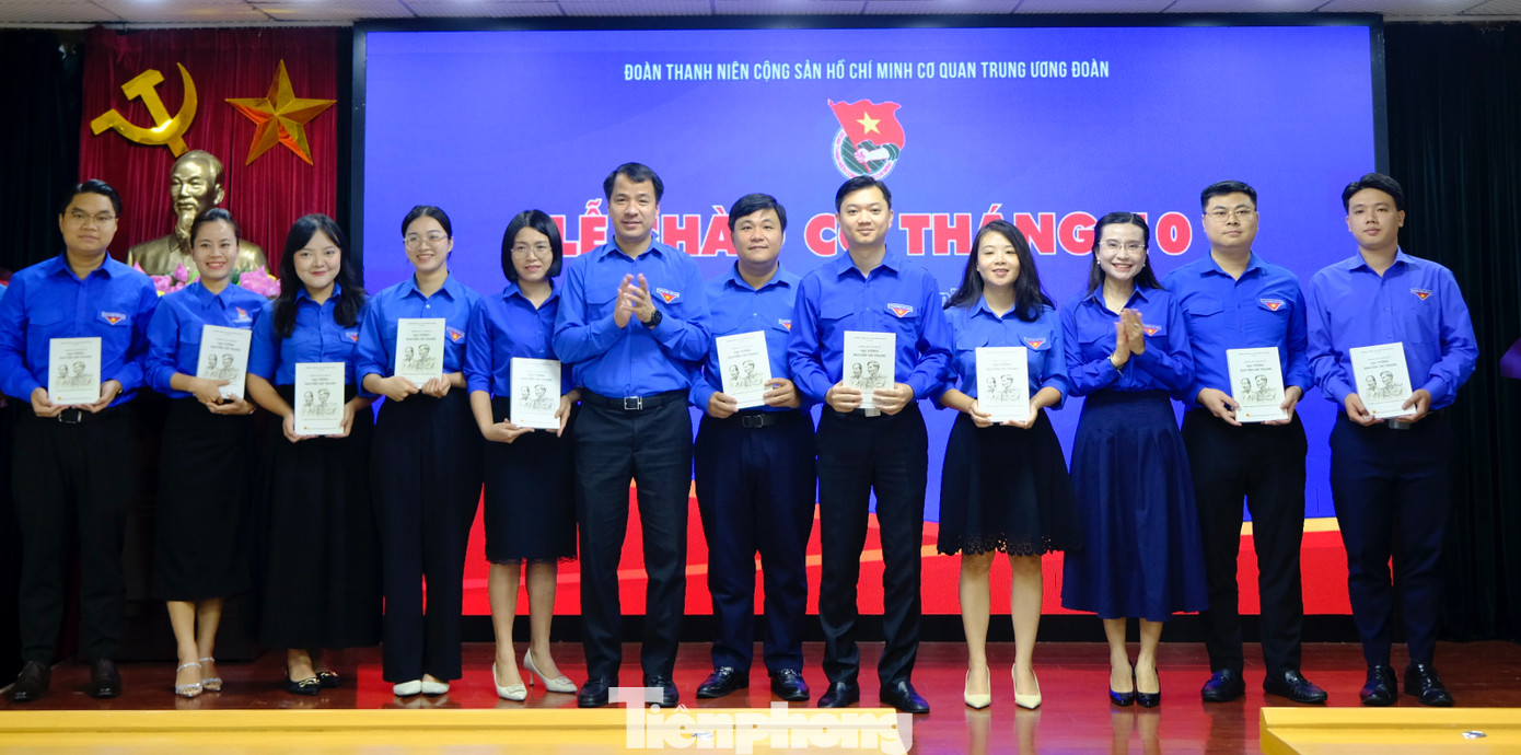 Anh Ngô Văn Cương - Bí thư T.Ư Đoàn và chị Nguyễn Phạm Duy Trang - Bí thư T.Ư Đoàn, Chủ tịch Hội đồng Đội T.Ư tặng quà cho các cá nhân sinh nhật trong tháng 10. Ảnh: Châu Linh