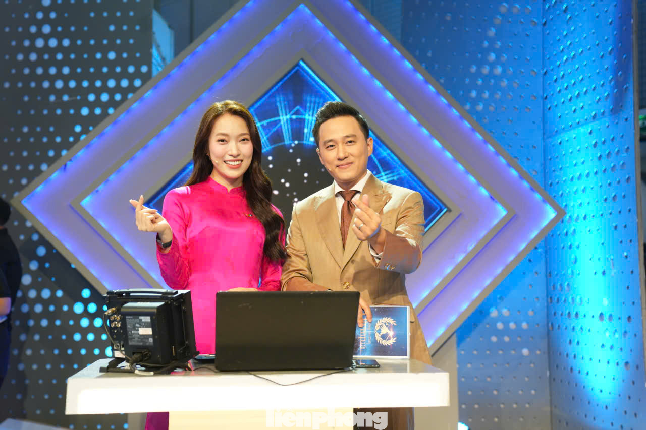 MC Khánh Vy trưởng thành qua từng mùa Olympia. Năm nay, cùng với MC Ngọc Huy, Khánh Vy đã có buổi dẫn suôn sẻ, đem lại những cung bậc cảm xúc tuyệt vời cho khán giả.