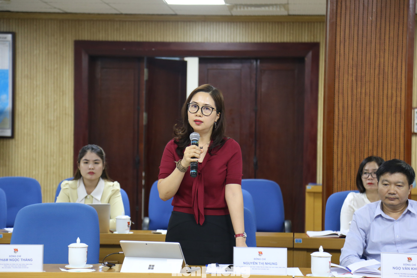 Các đại biểu trình bày tham luận tại tọa đàm.