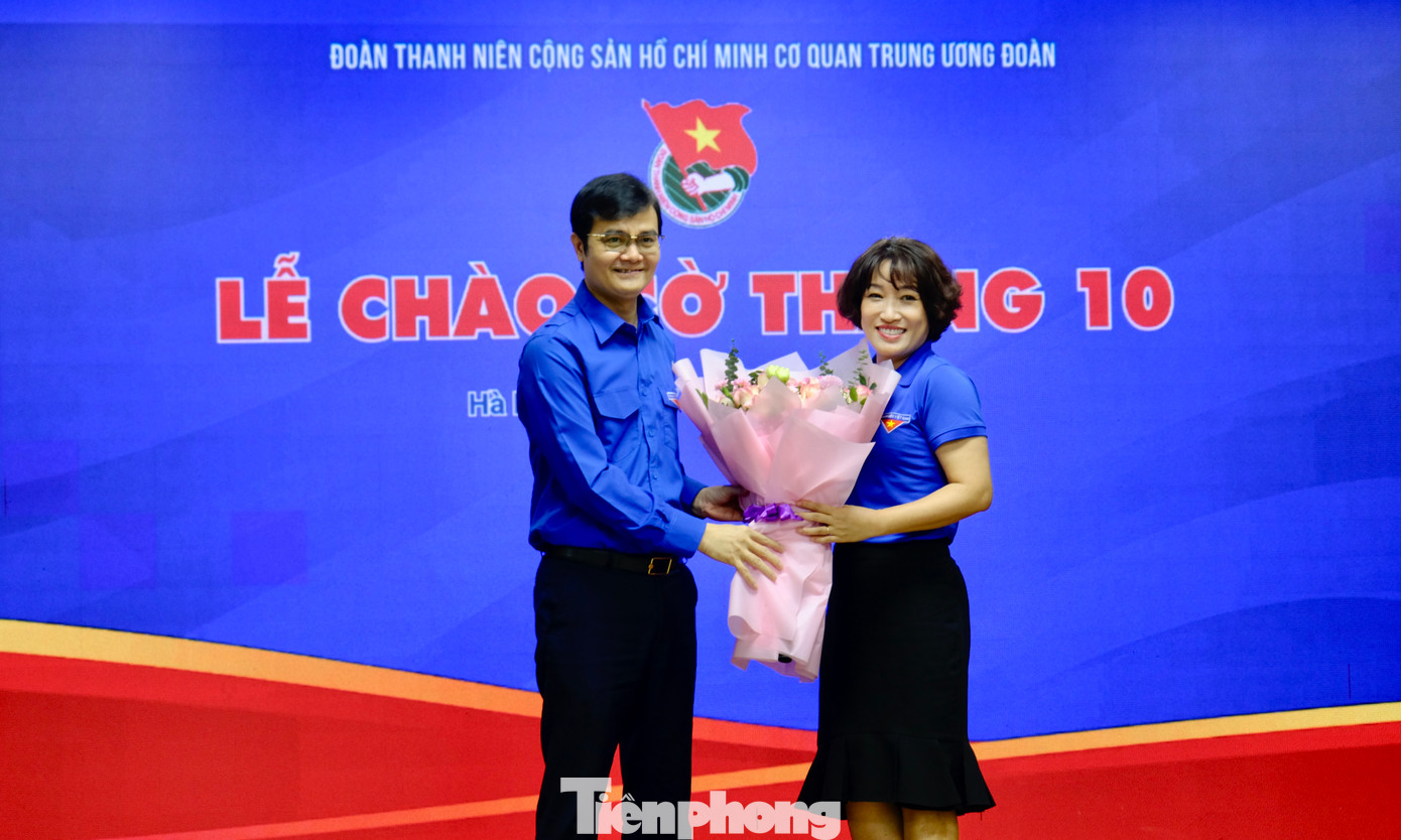 Anh Bùi Quang Huy - Bí thư thứ nhất T.Ư Đoàn tặng hoa chúc mừng Ngày Phụ nữ Việt Nam 20/10. Chị Lê Hồng Hạnh - Chủ tịch Công đoàn cơ quan T.Ư Đoàn đại diện đón nhận hoa chúc mừng từ Bí thư thứ nhất. Ảnh: Châu Linh