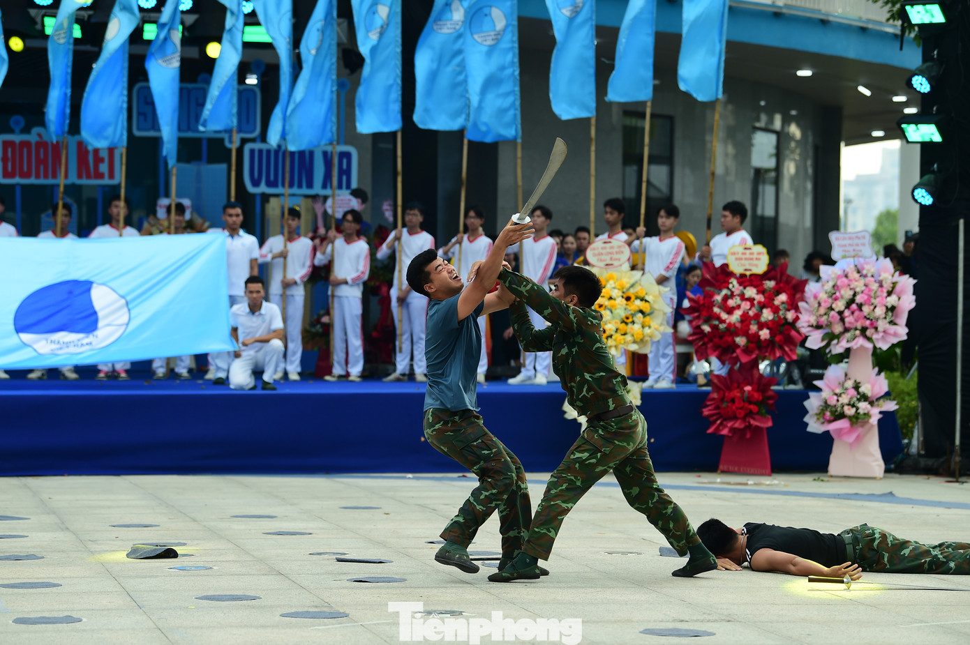 Màn biểu diễn của khối Thanh niên Quân đội. Những năm qua, lực lượng TNQĐ đã xung kích, sáng tạo thực hiện tốt mọi nhiệm vụ trên nhiều lĩnh vực, góp phần nâng cao vị thế, uy tín của quân đội và đất nước trên trường quốc tế, tô thắm lên hình ảnh, phẩm chất cao đẹp người chiến sĩ “Bộ đội Cụ Hồ” trong thời kỳ mới.