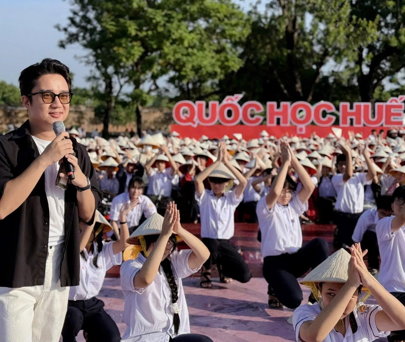 Tại điểm cầu Quảng trường Ngọ Môn (Thừa Thiên - Huế), MC Sơn Lâm cùng các thầy cô giáo, học sinh đang tổng duyệt chương trình và sẵn sàng hô vang các khẩu hiệu cổ vũ cho thí sinh Võ Quang Phú Đức (Trường THPT Chuyên Quốc Học Huế) tại chung kết Olympia năm nay. Ảnh: fanpage Đường lên đỉnh Olympia Tại điểm cầu Quảng trường Ngọ Môn (Thừa Thiên - Huế), MC Sơn Lâm cùng các thầy cô giáo, học sinh đang tổng duyệt chương trình và sẵn sàng hô vang các khẩu hiệu cổ vũ cho thí sinh Võ Quang Phú Đức (Trường THPT Chuyên Quốc Học Huế) tại chung kết Olympia năm nay. Ảnh: fanpage Đường lên đỉnh Olympia