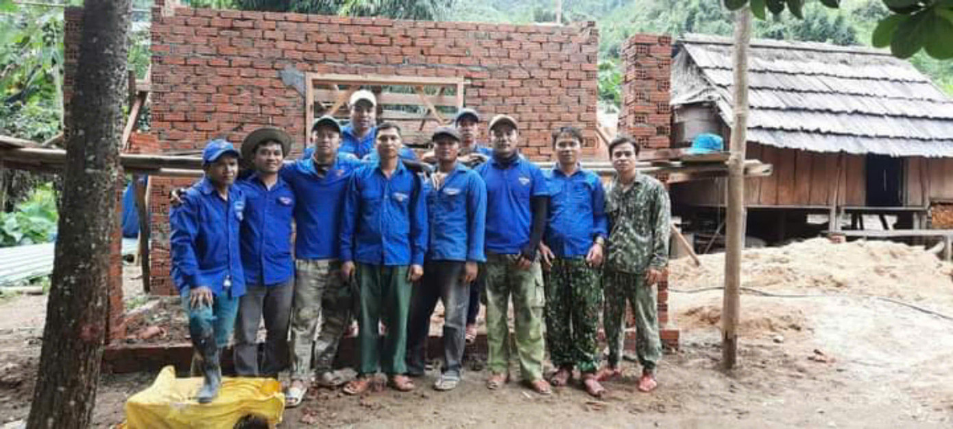 "Biệt đội" thợ xây là thanh niên tình nguyện đã "nối từng viên gạch" lên vùng biên, thắp hy vọng cho bà con vùng khó. "Biệt đội" thợ xây là thanh niên tình nguyện đã "nối từng viên gạch" lên vùng biên, thắp hy vọng cho bà con vùng khó.