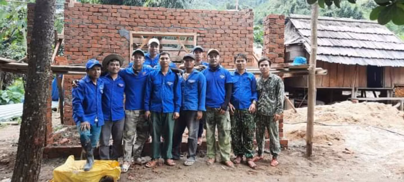 "Biệt đội" thợ xây là thanh niên tình nguyện đã "nối từng viên gạch" lên vùng biên, thắp hy vọng cho bà con vùng khó.