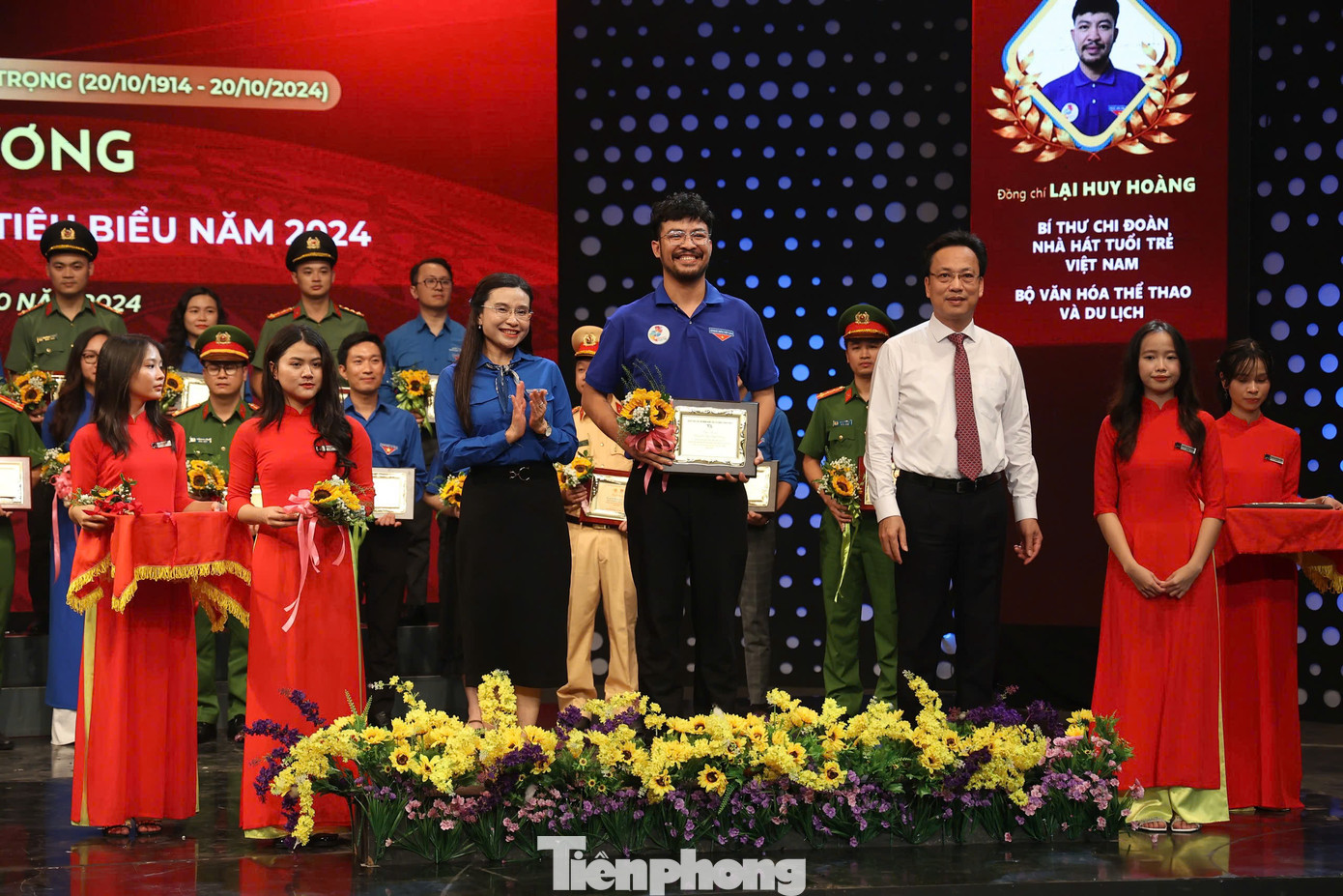 Chị Nguyễn Phạm Duy Trang - Bí thư T.Ư Đoàn, Chủ tịch Hội đồng Đội T.Ư và ông Lại Xuân Lâm - Phó Bí thư Thường trực Đảng ủy Khối các cơ quan T.Ư trao giấy chứng nhận cho cán bộ Đoàn có nhiều thành tích xuất sắc. Ảnh: Hoàng Ngọc Chị Nguyễn Phạm Duy Trang - Bí thư T.Ư Đoàn, Chủ tịch Hội đồng Đội T.Ư và ông Lại Xuân Lâm - Phó Bí thư Thường trực Đảng ủy Khối các cơ quan T.Ư trao giấy chứng nhận cho cán bộ Đoàn có nhiều thành tích xuất sắc. Ảnh: Hoàng Ngọc