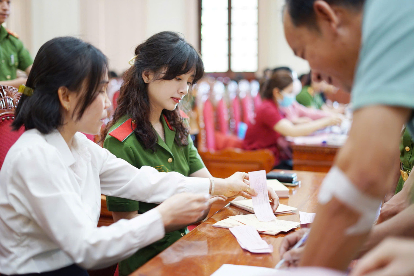 Hằng tích cực tham gia các hoạt động tình nguyện.