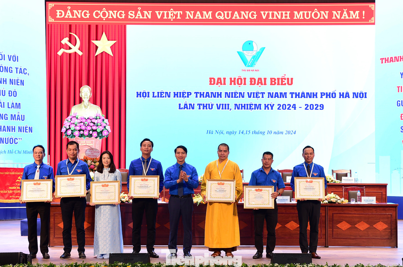 Anh Nguyễn Ngọc Lương và ông Nguyễn Văn Phong trao Bằng khen cho các tập thể và cá nhân có thành tích xuất sắc trong phong trào thi đua chào mừng Đại hội đại biểu Hội LHTN Việt Nam Thành phố Hà Nội lần thứ VIII. Ảnh: Xuân Tùng